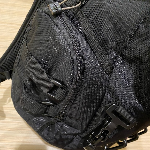 🆕 Oakley Bathroom Sink Backpack Y2K - Picture 4 of 16